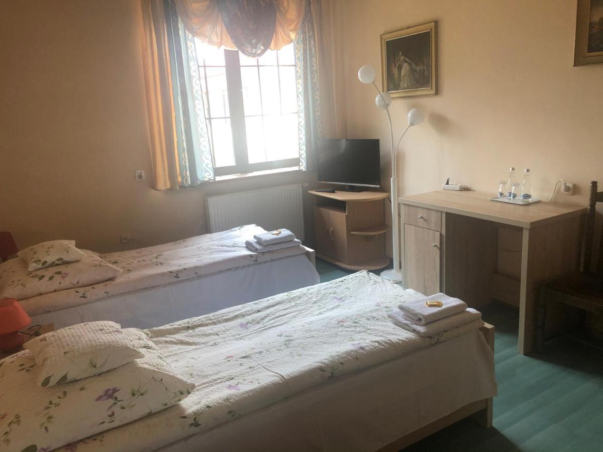 Hotel Zameczek Radomsko Buitenkant foto